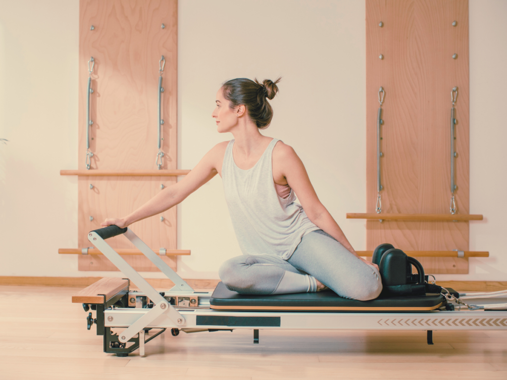 マシンピラティスを行う様子の女性