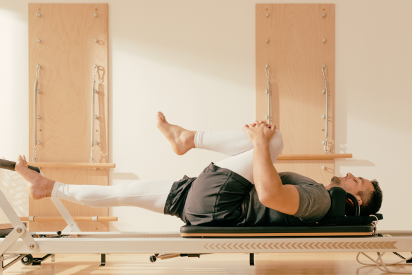 男性がピラティスエクササイズを行う様子