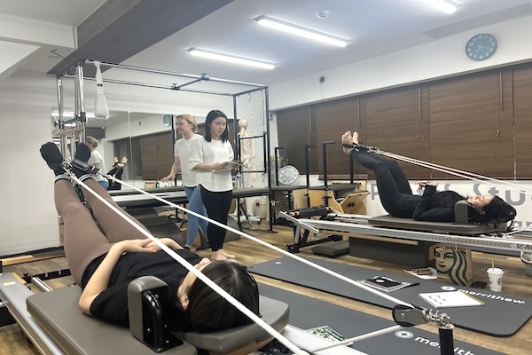 ピラティス資格取得に向けて学習する様子

