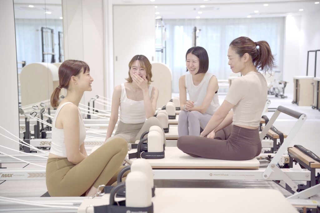 ピラティスレッスン後のリラックスした様子