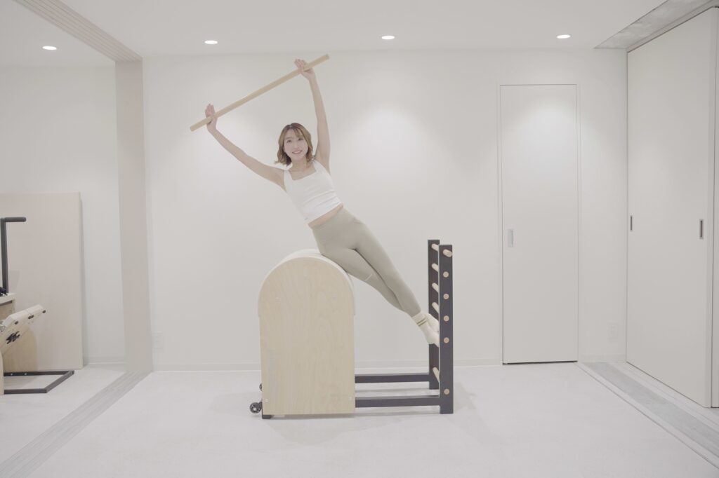 バレルを使ってエクササイズを行う様子