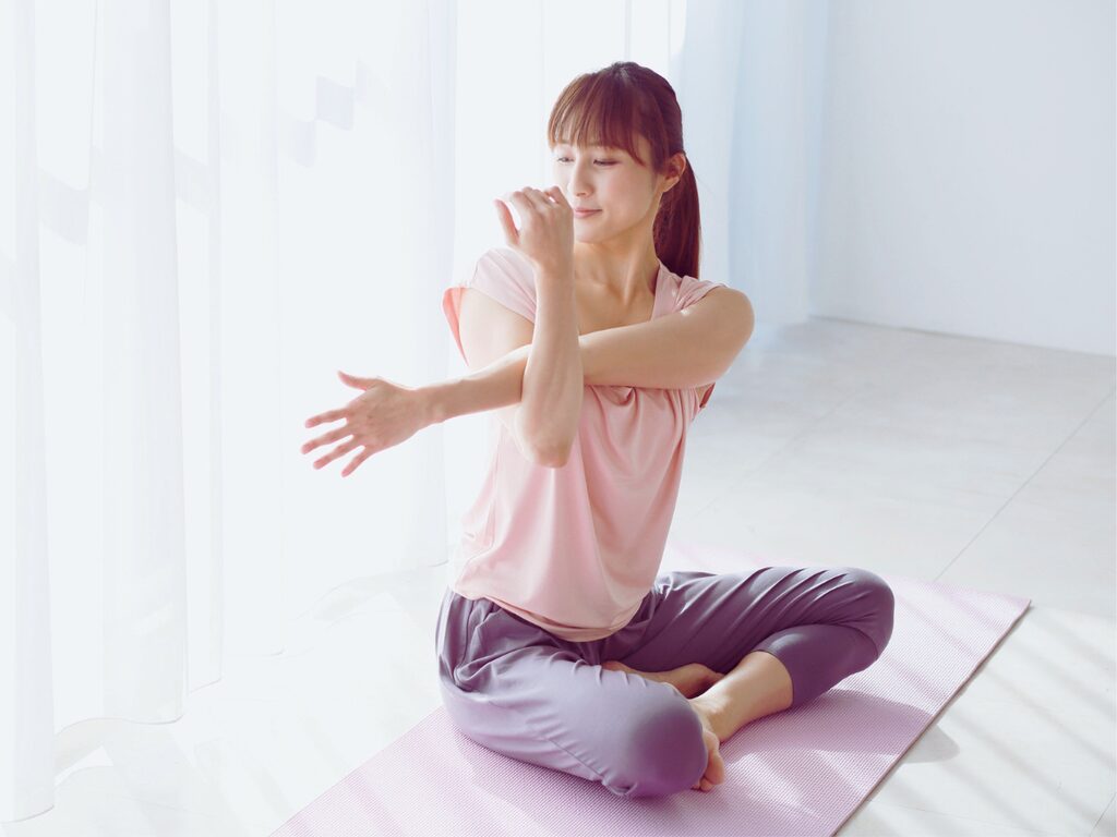 ストレッチを行う女性