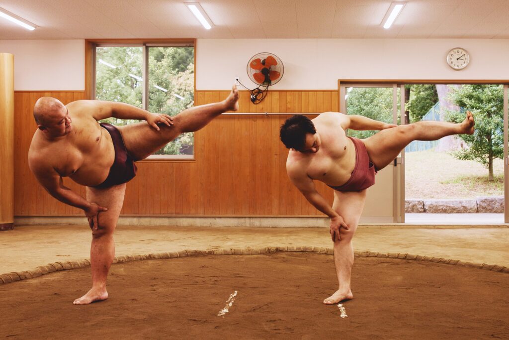 稽古場で力士が四股を行っている様子