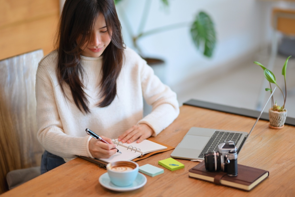 女性がスケジュールを調整している様子